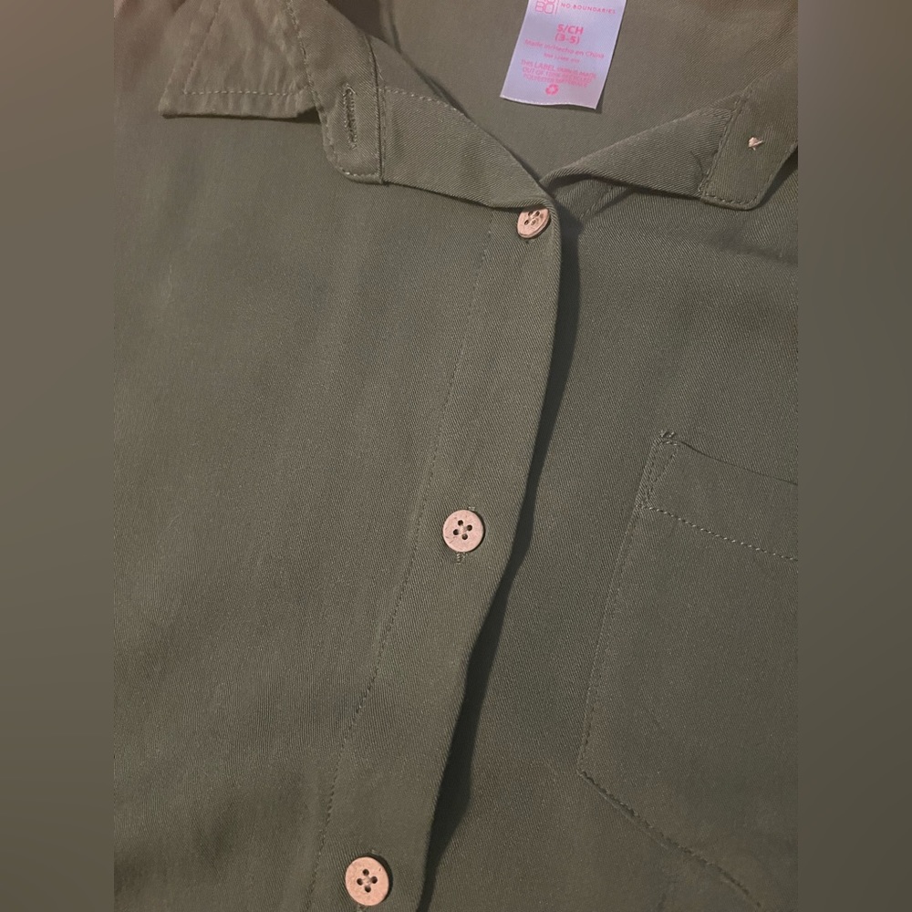 Cropped Button-up Shirt - Picture 2 of 4